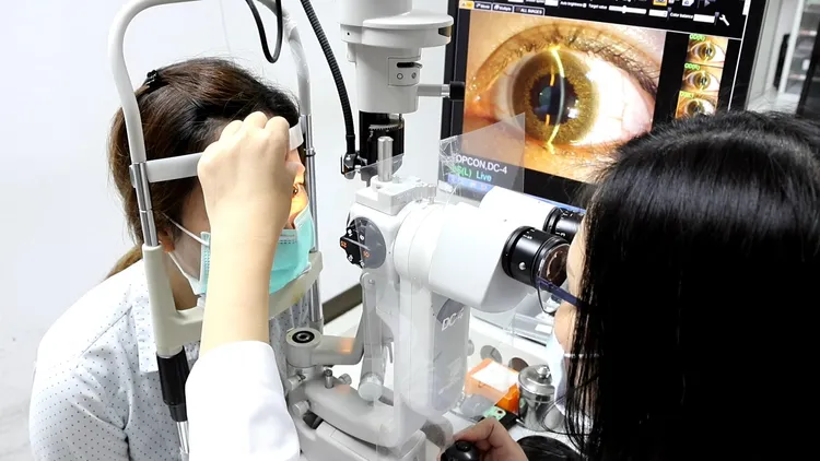 醫師檢查病患眼睛。(非當事少婦)侯昌騰攝