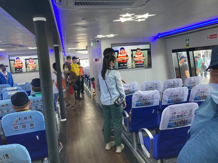 內部大型螢幕，講解搭船注意事項等訊息。陳宏銘攝