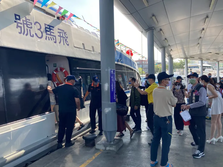 遊客登船。陳宏銘攝