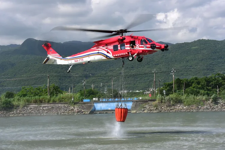 空勤直升機於二龍河取水。羅東林管處提供