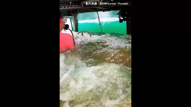 欸！你怎麼一直往水裡面開呀？