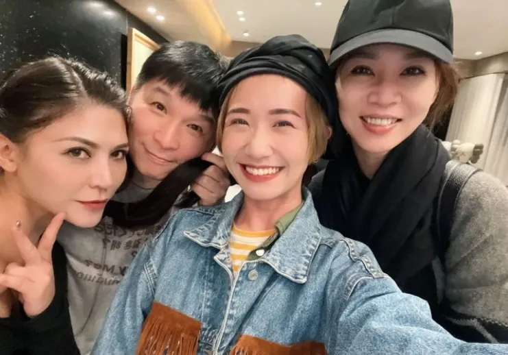 陳鎮川（左二）旗下有謝盈萱（右起）、Lulu、艾怡良等大牌藝人。翻攝陳鎮川IG