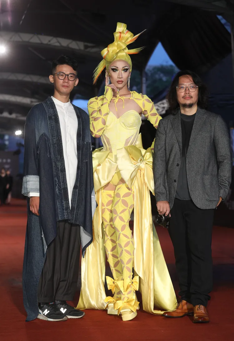 Leo（中）穿上親手縫製的黃金戰袍走紅毯。攝影中心攝