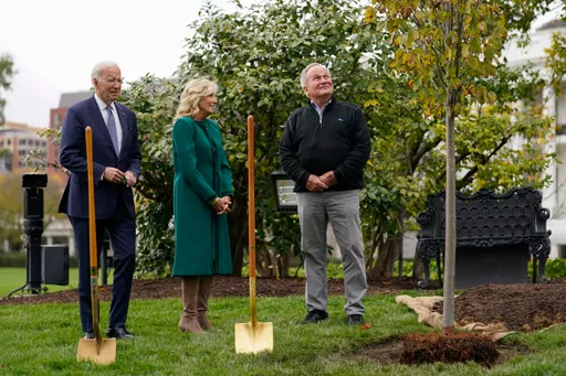 拜登又糊塗了？白宮草坪種樹後問「走哪條路回去」
