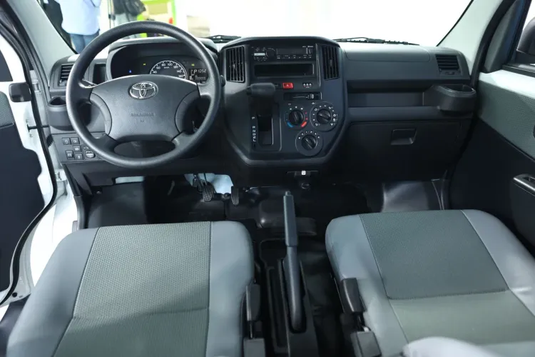 如同貨卡版本，Town Ace廂型車中控台也主打連通式設計，創造更充裕的腿部空間之外，大幅提升長途駕駛舒適性。翁玉信攝