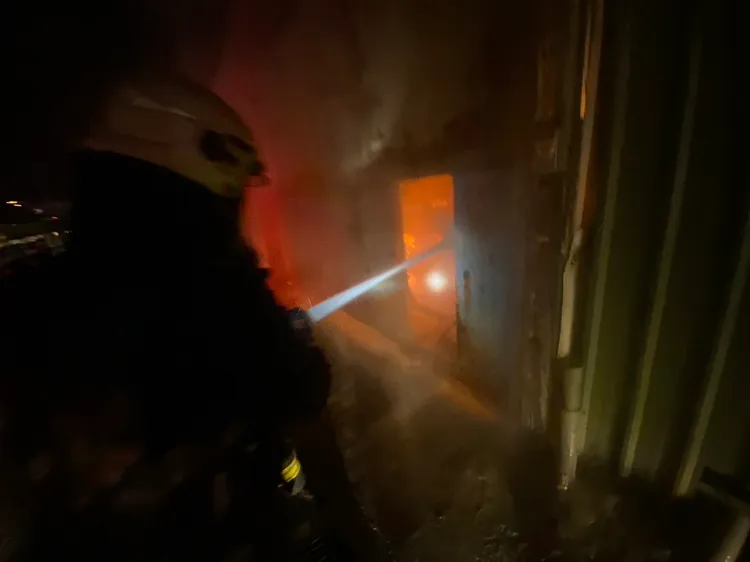 廠房內有1部貨車及1輛機車起火燃燒，火勢猛烈。讀者提供