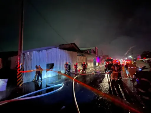 「火線救援」距加油站僅20米！高雄廠房火警　58勇消驚險撲滅