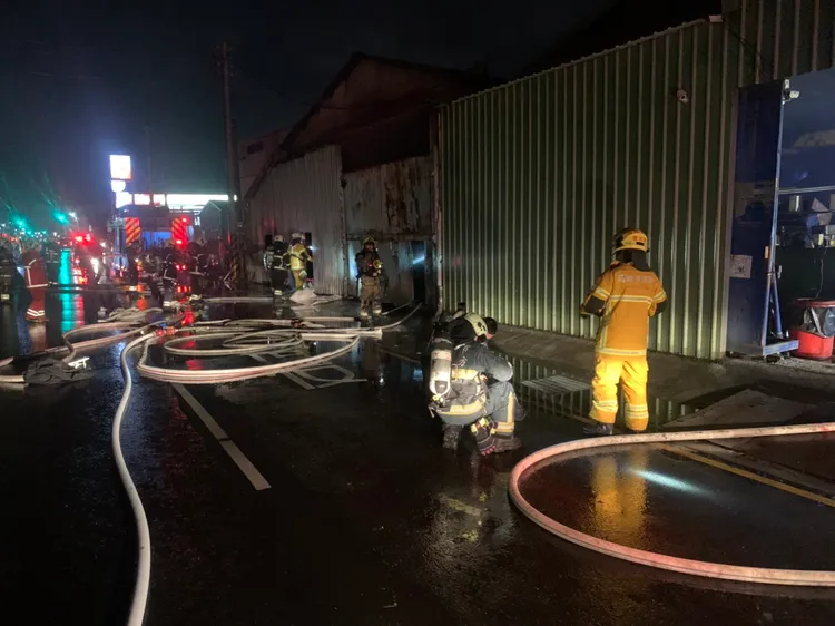 消防人員在晚間8時34分撲滅火勢，現場無人員受傷。讀者提供