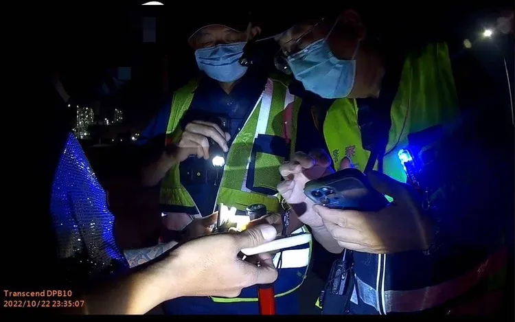 警方見陳男手中有一包香菸，打開後查獲2根K菸。讀者提供