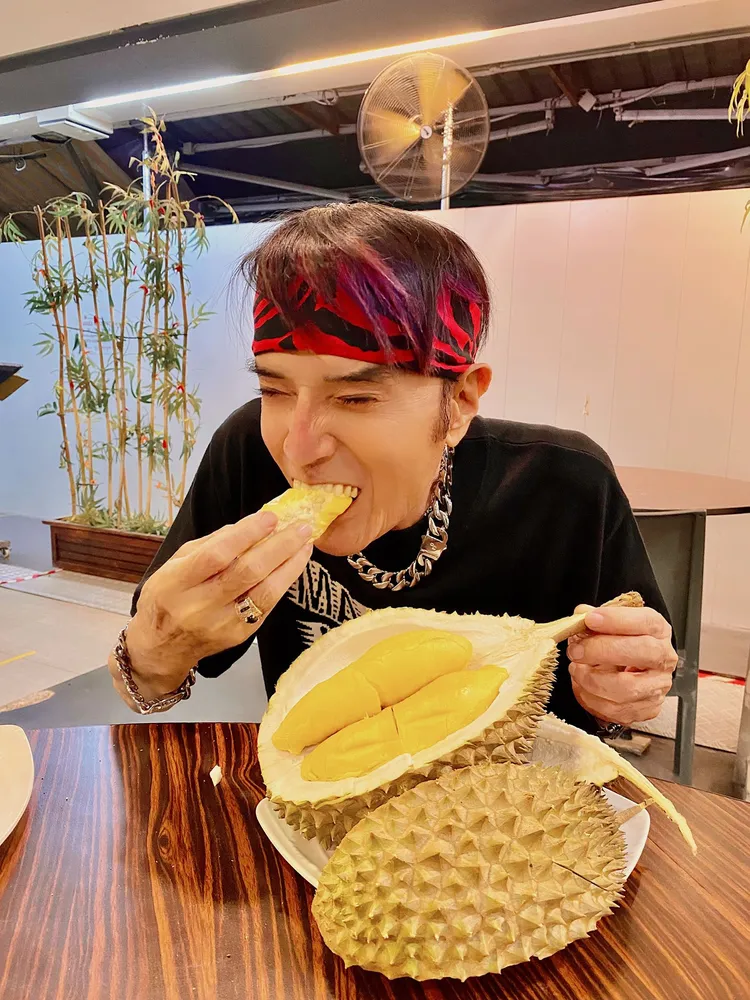 林沖大啖榴連。林沖經紀人提供