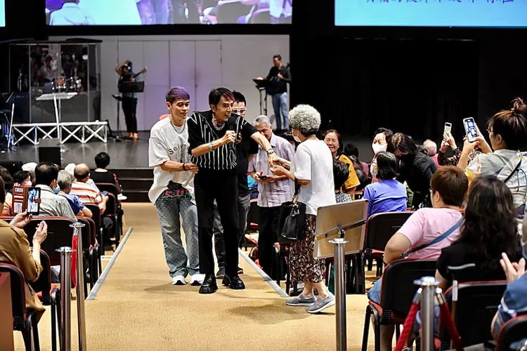 林沖（中）在新加坡舉辦感恩見證說唱會。林沖經紀人提供