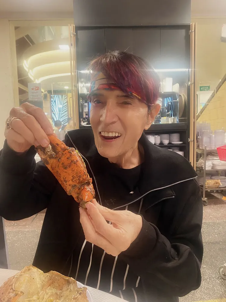 林沖在新加坡大啖螃蟹。林沖經紀人提供