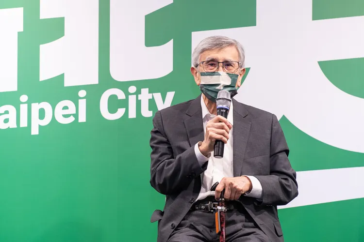 前抗煞指揮官李明亮現身力挺，勉勵林佳龍「阿龍，衝落！英雄是不會改變的，你要堅持不怕死，衝下去！」。林佳龍競總提供 