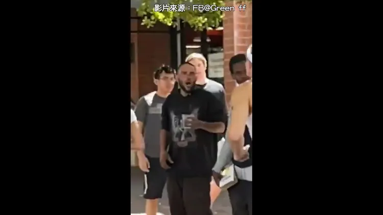 路人看到都露出不可思議的表情。