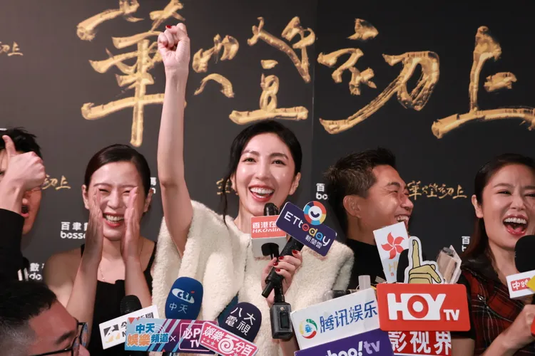 楊謹華獲得老公一個擁抱安慰。趙世平攝