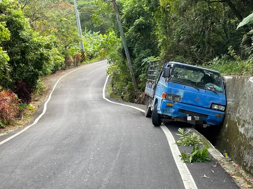 手排貨車「倒退嚕」墜落水溝1人傷 陡坡換檔失誤滑撞釀禍