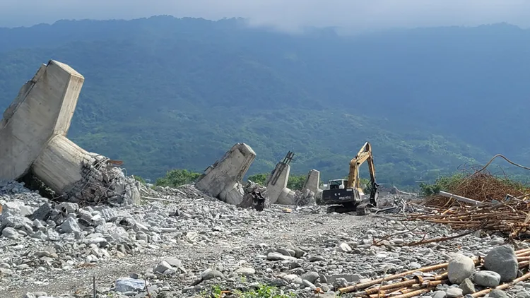 崙天大橋因918地震倒塌，正研議如何施作便道。資料照片