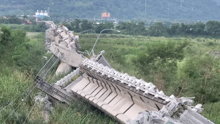 崙天大橋因918地震倒塌，正研議如何施作便道。資料照片