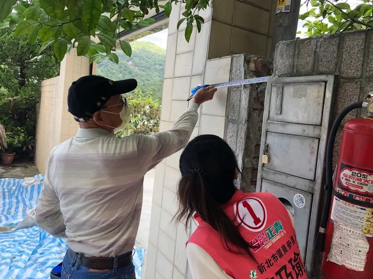 錦秀社區排水系統、擋土牆也都出現裂縫問題，就怕哪天豪大雨土石流，導致結構崩塌鬧出人命。翻攝自陳乃瑜臉書