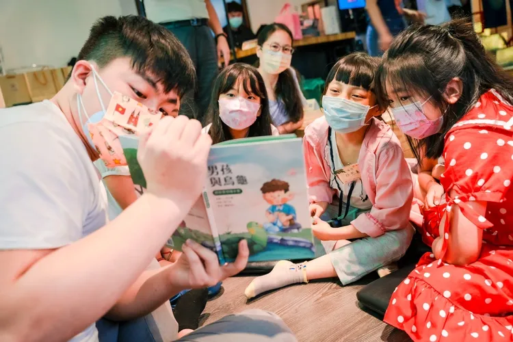 李如寶製作的繪本「男孩與烏龜」受到小朋友歡迎。翻攝畫面