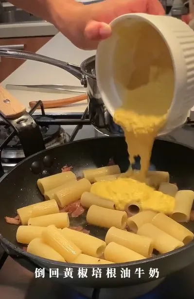 把黃椒煮成醬料，偽裝成蛋黃醬加入義大利麵。