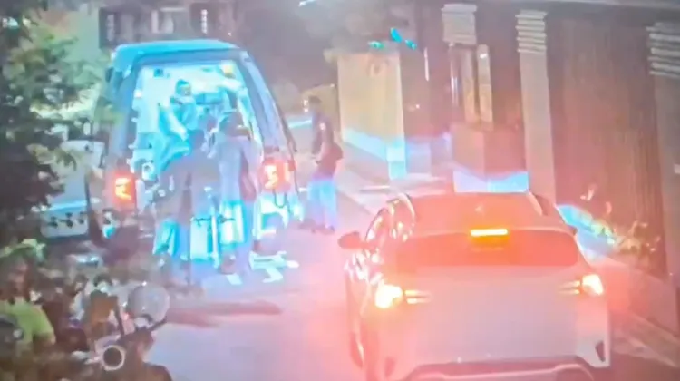 李男被警消送往醫院。翻攝畫面