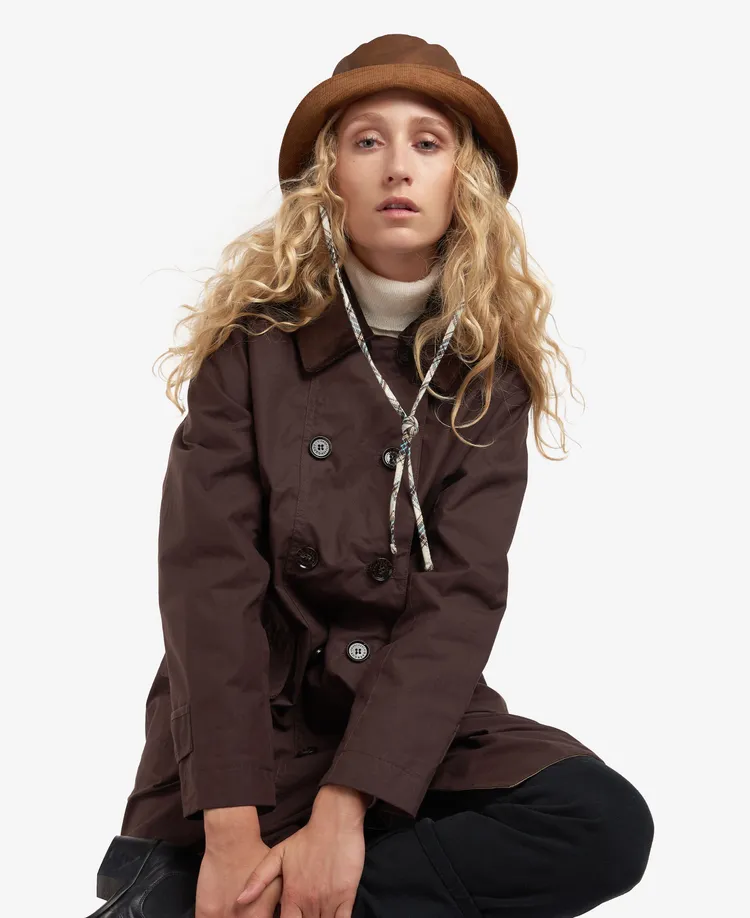 銹褐色Fife棉質外套，1萬7700元；棕褐色Ghillie油布漁夫帽，2600元。品牌提供