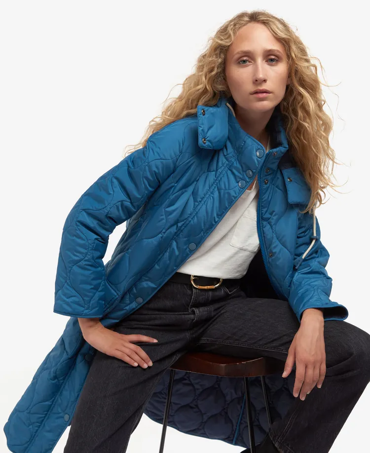 Barbour by ALEXACHUNG系列水藍色Nevis絎縫外套，1萬6700元。品牌提供