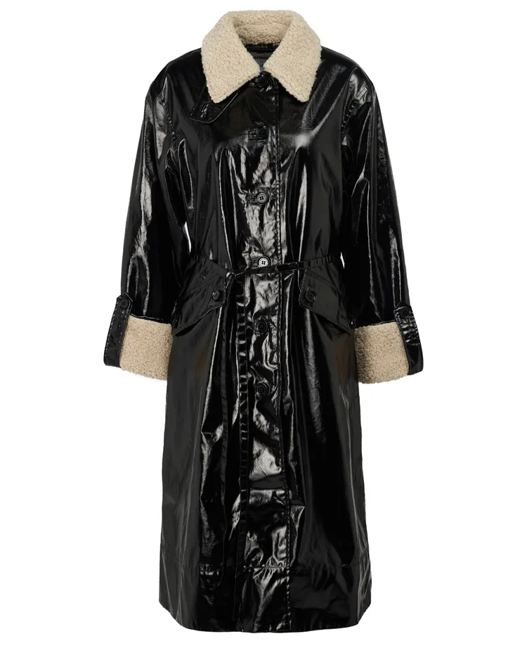 Euginie PVC外套，1萬8100元。品牌提供