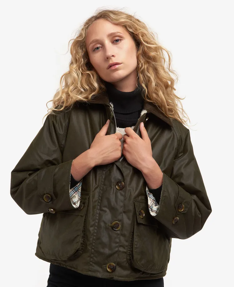 橄欖綠色Blair油布外套，2萬2400元。品牌提供
