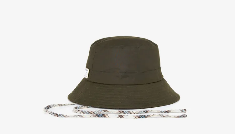 橄欖綠色Ghillie油布漁夫帽，2600元。品牌提供