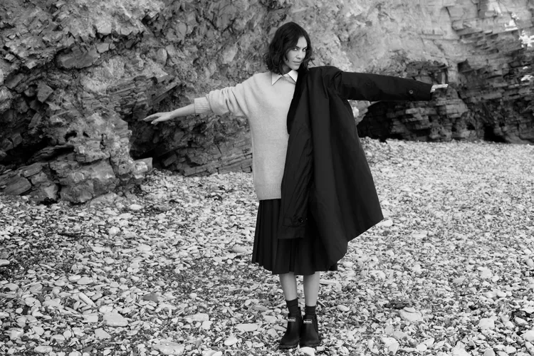 Barbour by ALEXACHUNG形象照展現品牌經典款Fife棉質外套揉合現代風貌的搭配，外套1萬7700元。品牌提供