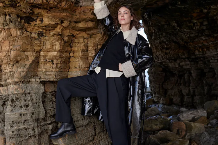 Barbour by ALEXACHUNG形象照，Euginie PVC外套1萬8100元。品牌提供