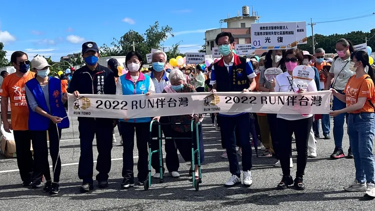 花蓮失智症患者一起上街健走，呼籲建置失智友善的社區環境。花蓮老家協會提供