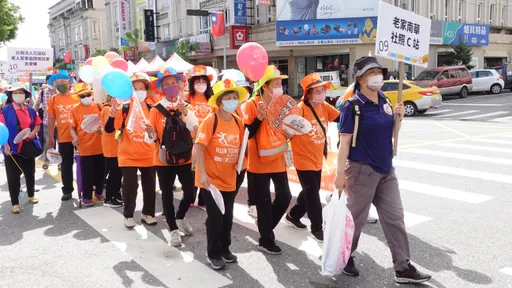 失智人口逾29万!伴患者上街走走 协会吁建置友善环境刻不容缓