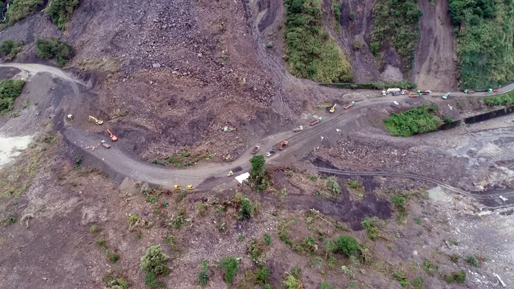 工務段人員不眠不休今天（22日）下午修築便道搶通台7線。公路總局提供