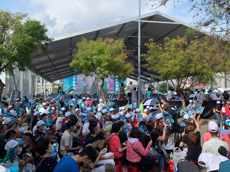 蔡其昌競選總部今天下午成立，現場支持群眾滿出場外。曾雪蒨攝