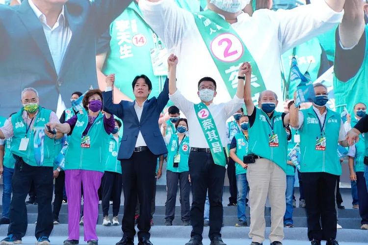 副總統賴清德牽起蔡其昌的手要大家做蔡其昌的靠山，讓台中有更好的未來。蔡其昌競總提供