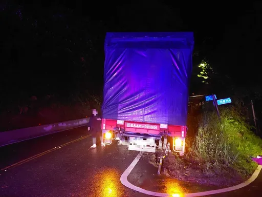 大貨車北宜過彎突爆胎 整輛車卡水溝幸無人傷