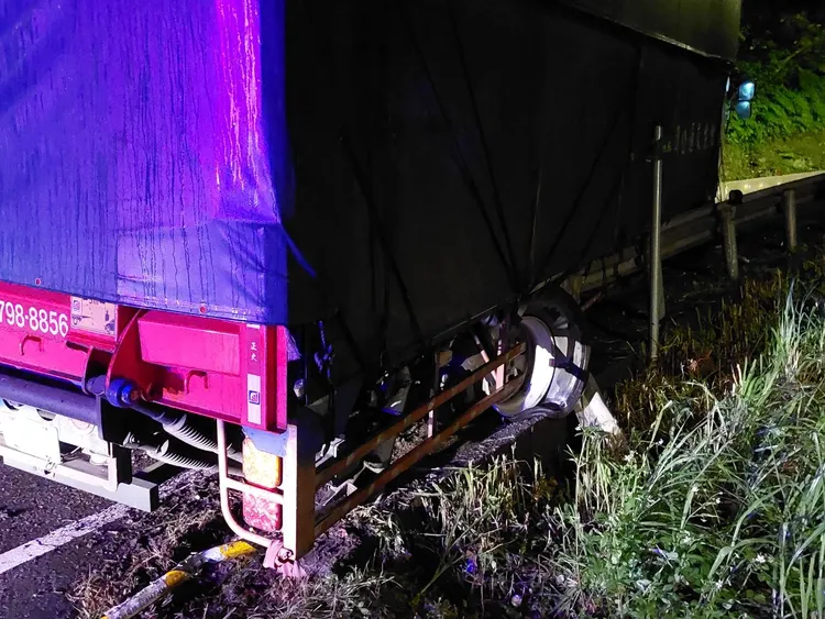 大貨車的右後輪擦撞路旁護欄，導致輪胎爆裂無法動彈。警方提供