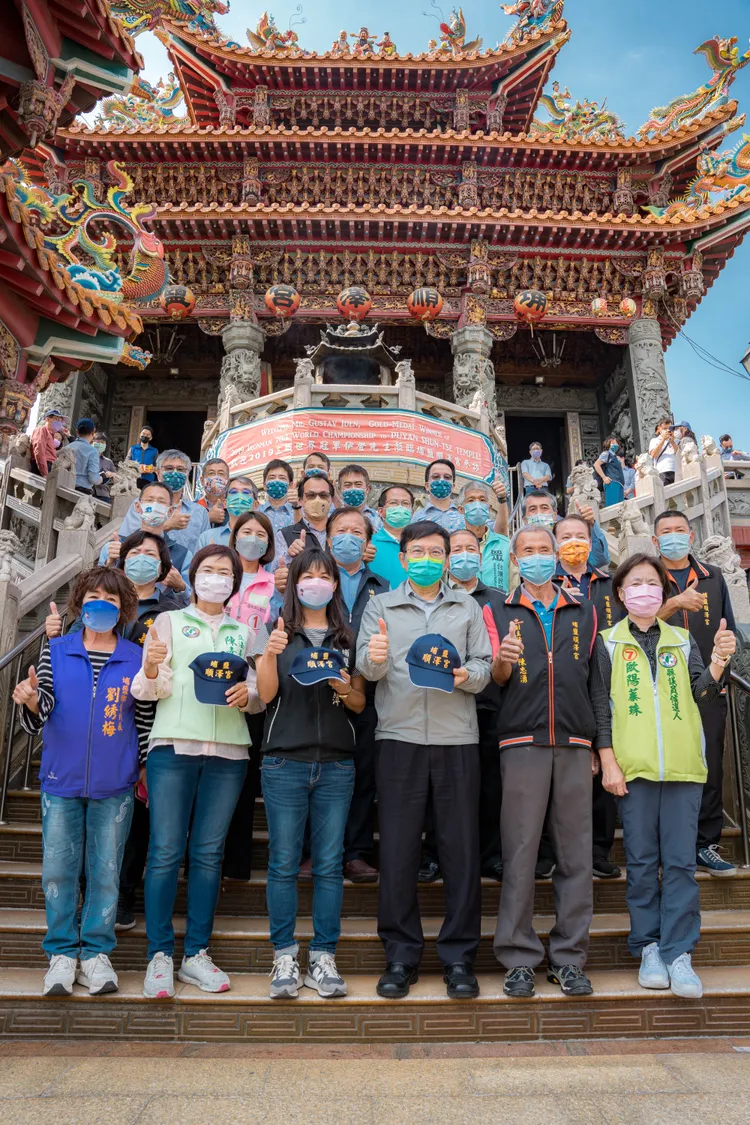 交通部長王國材到彰化縣埔鹽鄉考察交通建設時，也參訪以冠軍神帽聞名的順澤宮。立委陳素月服務處提供