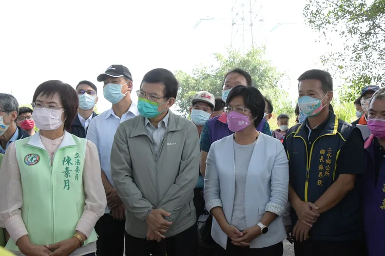 交通部長王國材(中)到彰化考察交通建設。彰縣府提供