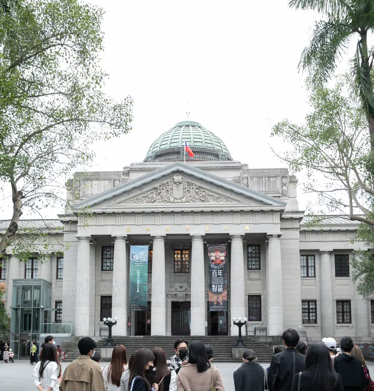Fall In Taipei With VERSAC觀光巴士所經過的台灣博物館，建築融合文藝復興和巴洛克時期的風格，設計對稱典雅、紋飾富麗堂皇。Vincent Huang提供