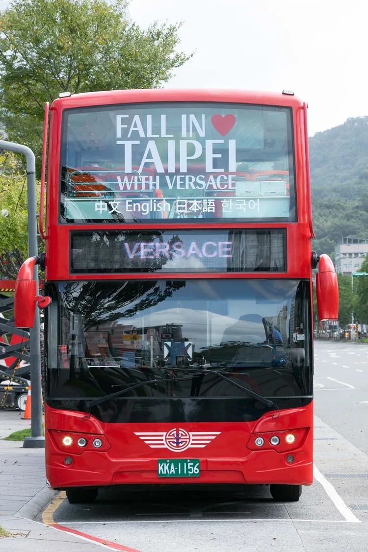 大紅色設計的Fall In Taipei With VERSAC觀光巴士，車體搭配VERSACE代表性的Greca希臘回紋圖騰，展現摩登奢華的義式時尚魅力。Vincent Huang提供