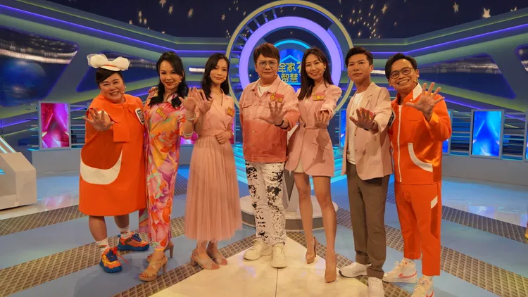 實力派歌手袁小迪（中）、向蕙玲（右三）、方順吉（右二）各自推出台語新專輯，帶好友上公視台語台益智節目《全家有智慧》宣傳搶獎金。公視台語台提供