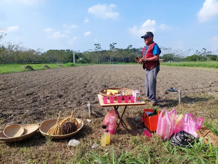 播種前，先由部落祭師等祈祝後展開。屏東林管處提供