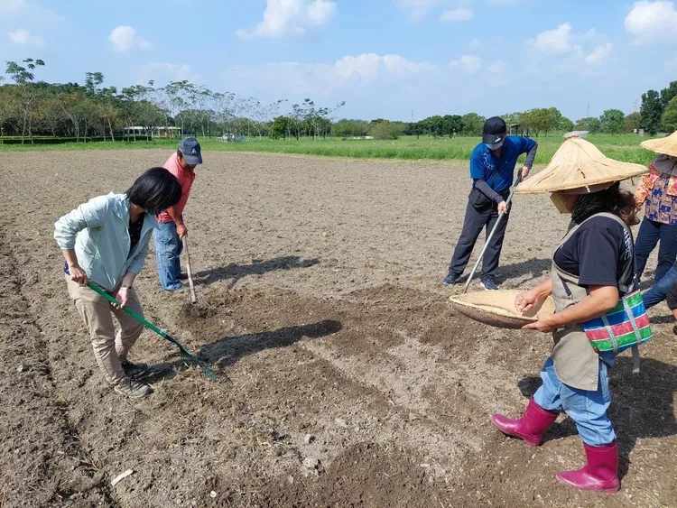 活動前，族人先在土地上整地。屏東林管處提供