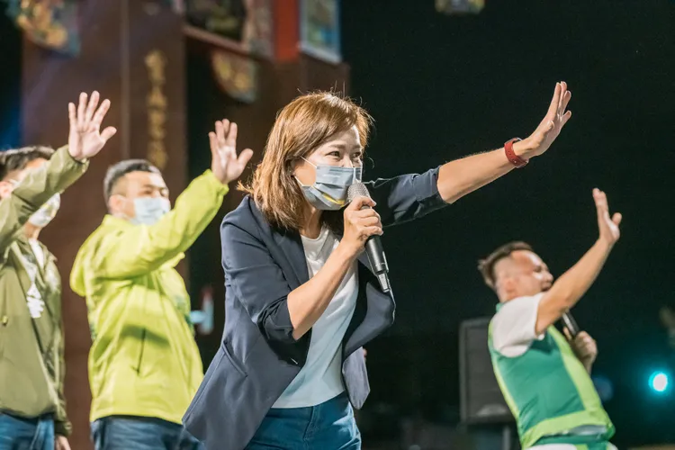 對此沈慧虹也解釋，她擔任公職32年，非常熟悉法規，一切符合規定。沈慧虹競辦提供