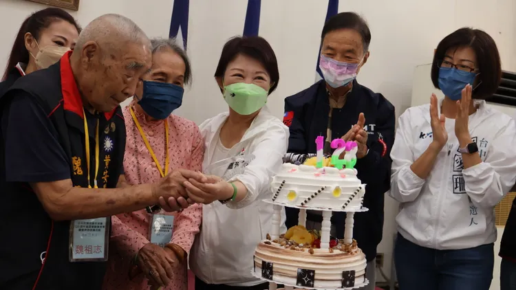 盧秀燕在黨慶活動與資深黨員合切蛋糕。鮮明攝