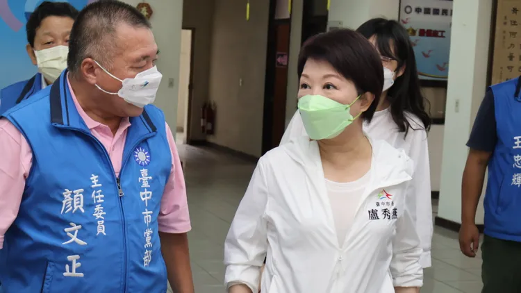 國民黨台中市黨部主委顏文正（左）對盧秀燕及市議員選情表示樂觀。鮮明攝